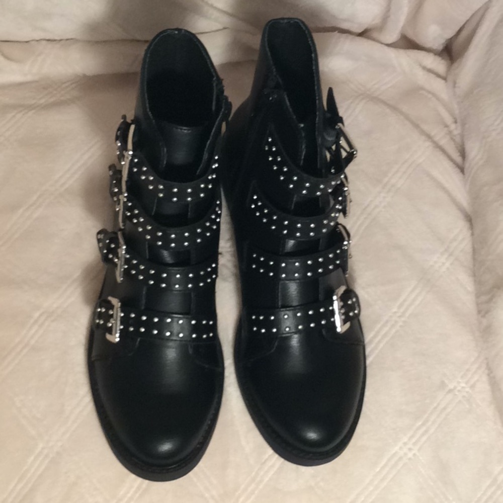Madden Girl Twisted Black Boot